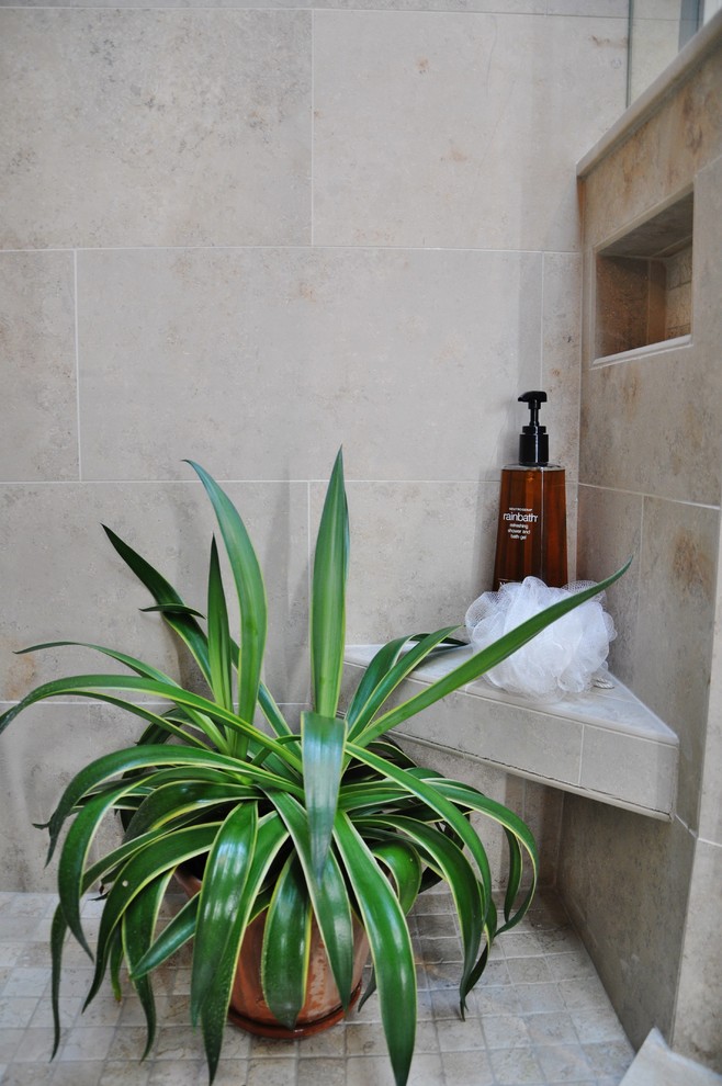 Foto på ett stort eklektiskt en-suite badrum, med ett undermonterad handfat, skåp i mellenmörkt trä, granitbänkskiva, ett fristående badkar, en hörndusch, beige kakel, porslinskakel, grå väggar, mellanmörkt trägolv och luckor med infälld panel