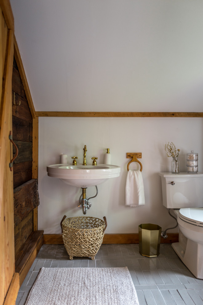 Inspiration för ett mellanstort rustikt badrum för barn, med ett badkar med tassar, en dusch/badkar-kombination, vita väggar, tegelgolv, grått golv och dusch med duschdraperi
