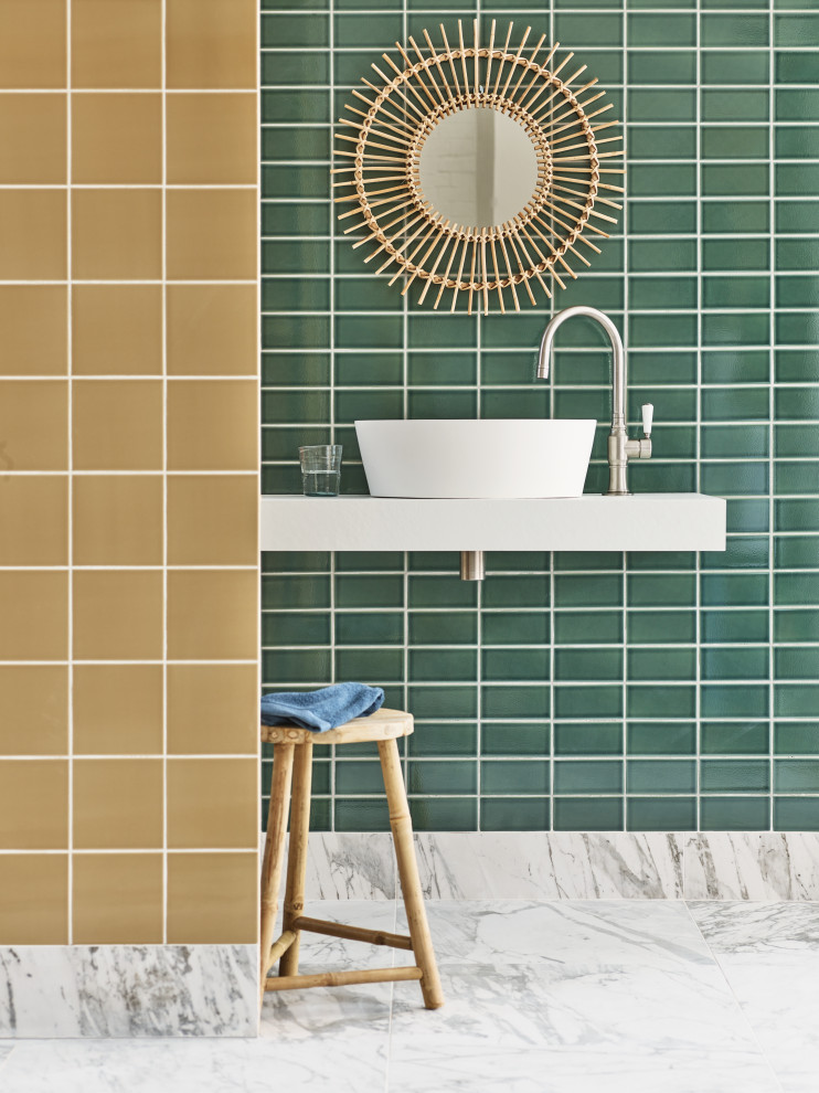 Kleines Stilmix Badezimmer En Suite mit beigen Fliesen, Keramikfliesen, grüner Wandfarbe, Porzellan-Bodenfliesen, Wandwaschbecken, Quarzwerkstein-Waschtisch und weißem Boden in London