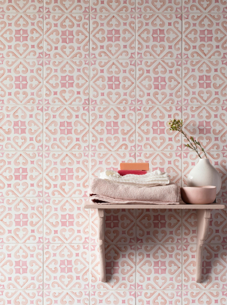 Lantlig inredning av ett badrum, med rosa kakel och keramikplattor