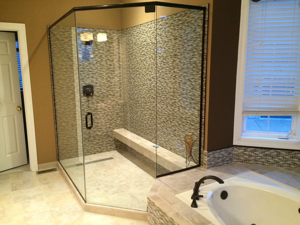 Idee per una stanza da bagno padronale tropicale di medie dimensioni con vasca da incasso, doccia ad angolo, piastrelle in pietra, pareti marroni e pavimento con piastrelle in ceramica