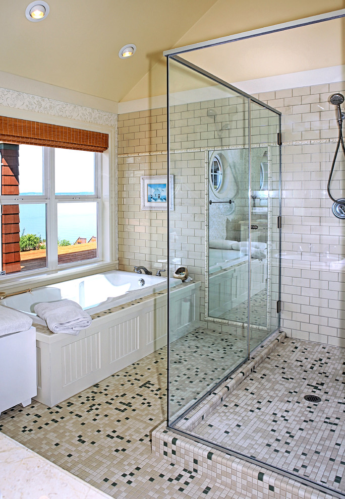Стильный дизайн: ванная комната в классическом стиле с плиткой мозаикой - последний тренд