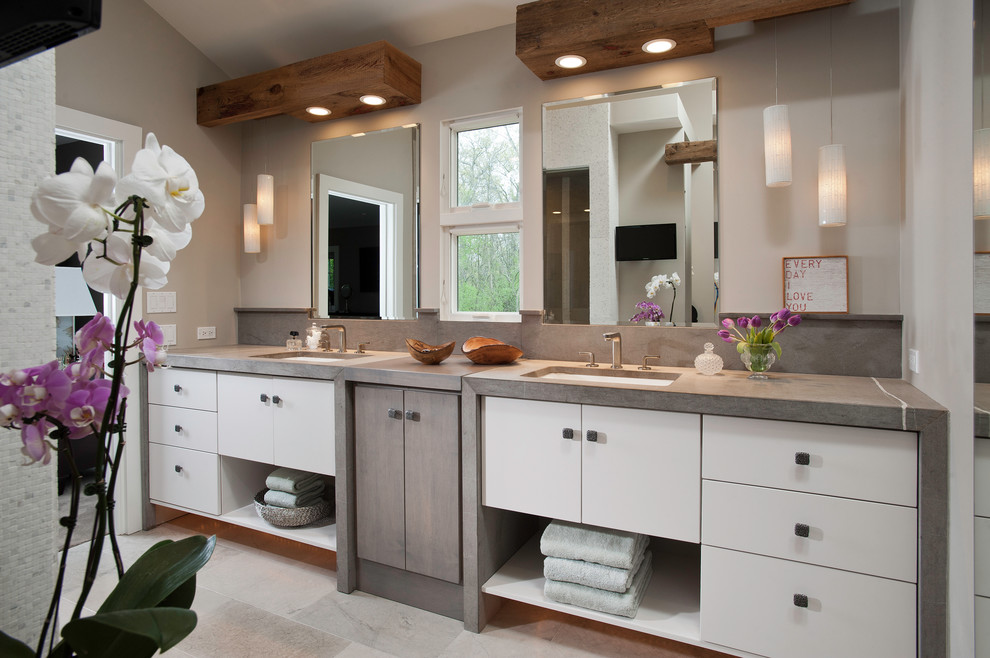 Foto på ett stort funkis en-suite badrum, med marmorbänkskiva, mosaik, grå väggar, en dusch i en alkov, ett undermonterad handfat, dusch med gångjärnsdörr, släta luckor, vita skåp och en toalettstol med hel cisternkåpa