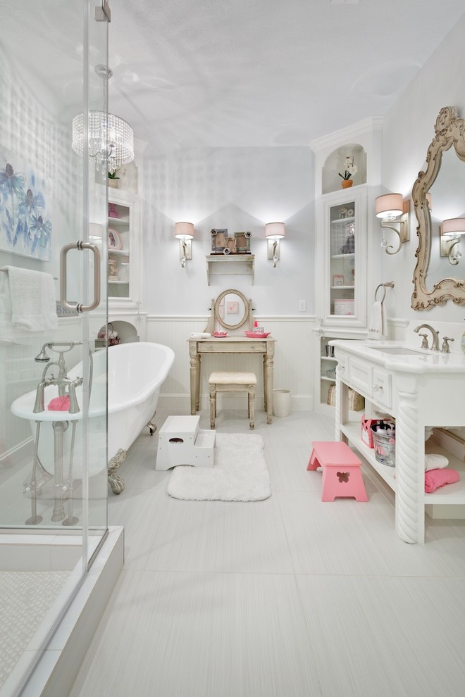 Cette photo montre une salle de bain grise et rose victorienne de taille moyenne pour enfant avec un lavabo encastré, des portes de placard blanches, un plan de toilette en granite, une baignoire sur pieds, un carrelage blanc, des carreaux de porcelaine, un mur blanc, un sol en carrelage de porcelaine et un placard avec porte à panneau encastré.