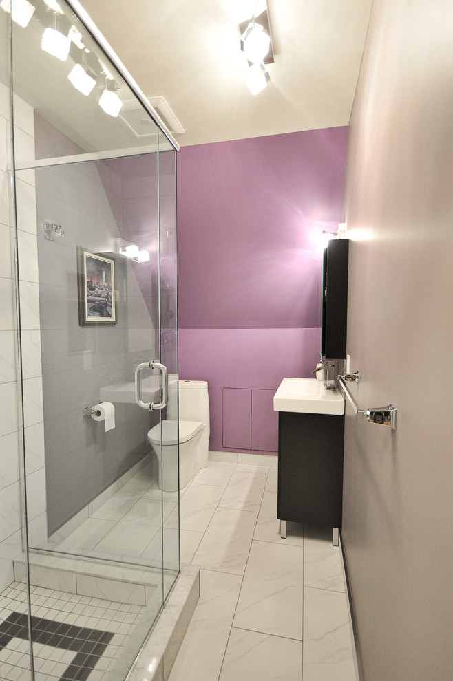 Inspiration pour une petite salle d'eau minimaliste en bois foncé avec un carrelage blanc, des carreaux de porcelaine, une douche d'angle, WC à poser, un lavabo intégré, un mur violet et un sol en carrelage de céramique.