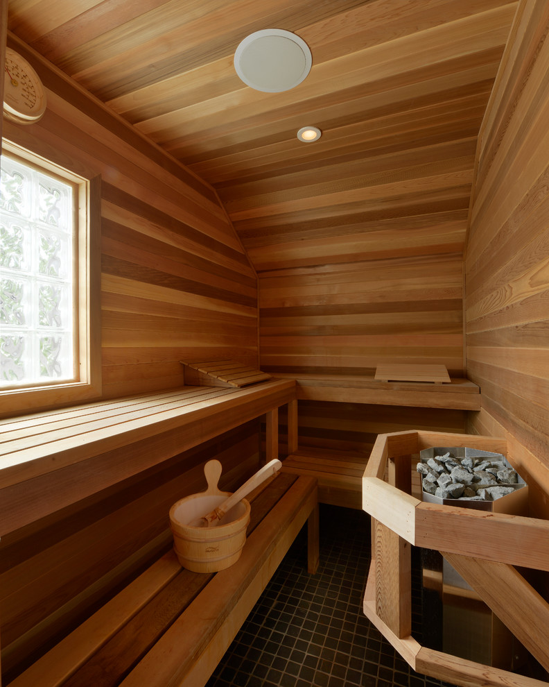 Große Klassische Sauna mit Glasfronten, dunklen Holzschränken, freistehender Badewanne, Eckdusche, weißer Wandfarbe und Porzellan-Bodenfliesen in Ottawa