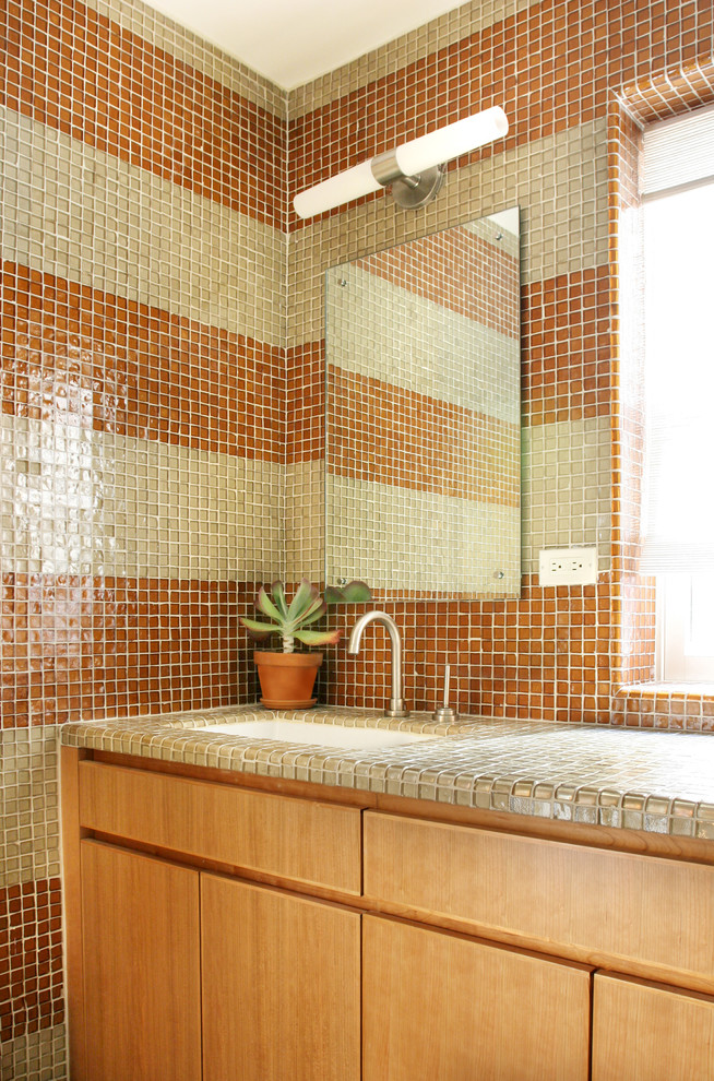 На фото: маленькая ванная комната в современном стиле с плоскими фасадами, светлыми деревянными фасадами, бежевой плиткой, коричневой плиткой, плиткой мозаикой, разноцветными стенами, душевой кабиной, врезной раковиной и столешницей из плитки для на участке и в саду