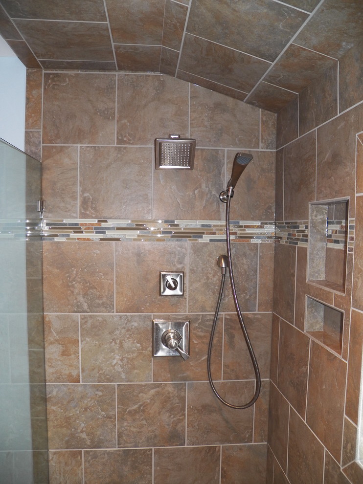 Foto di una stanza da bagno tradizionale con doccia alcova, piastrelle marroni, lastra di pietra e porta doccia a battente