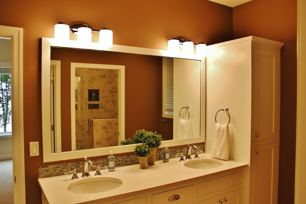 Idee per una stanza da bagno padronale costiera con lavabo sottopiano, ante in stile shaker, ante bianche, top in quarzo composito, piastrelle multicolore, piastrelle di vetro, pareti arancioni e pavimento con piastrelle in ceramica