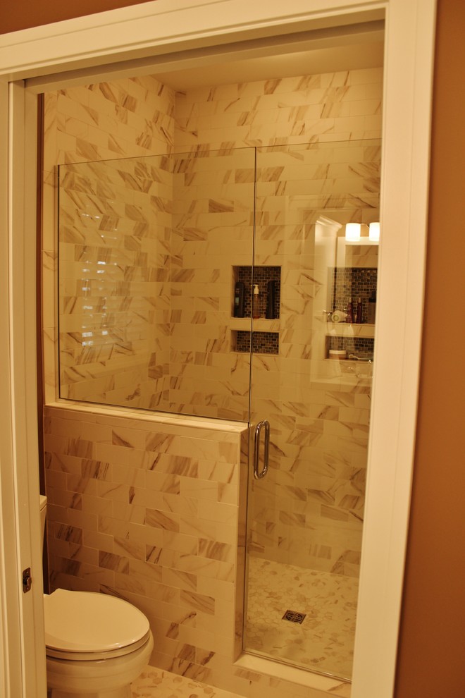 Maritimes Badezimmer En Suite mit weißen Fliesen, Keramikfliesen, oranger Wandfarbe und Keramikboden in Grand Rapids