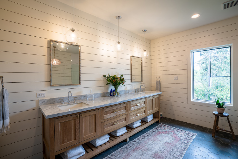 Country Badezimmer mit Schrankfronten im Shaker-Stil, hellen Holzschränken, Marmor-Waschbecken/Waschtisch und Falttür-Duschabtrennung in Sonstige