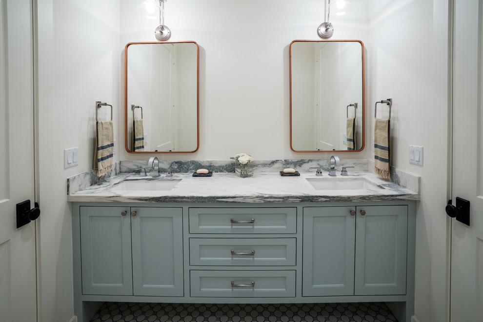 Foto de cuarto de baño campestre con armarios estilo shaker y encimera de mármol