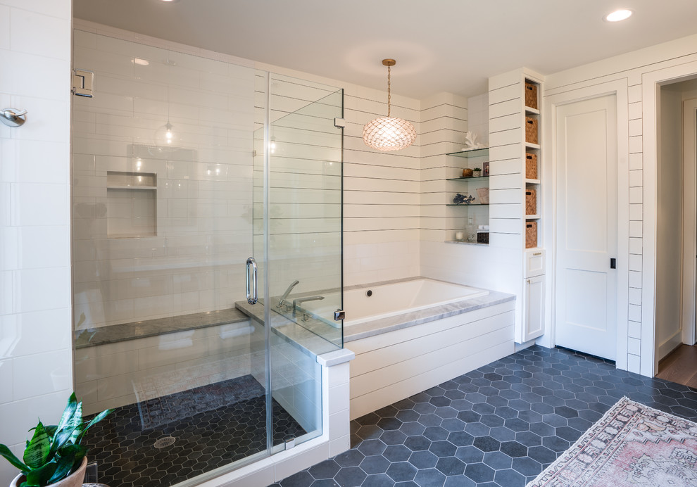 Ispirazione per una stanza da bagno country con ante in stile shaker, ante in legno chiaro, top in marmo e porta doccia a battente