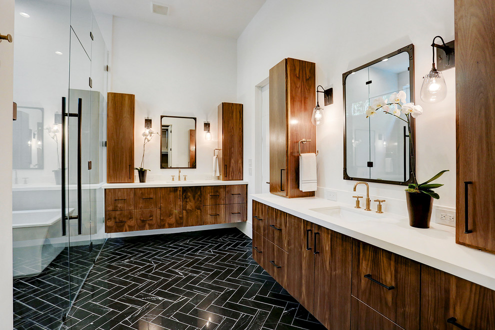 Свежая идея для дизайна: главная ванная комната в современном стиле с плоскими фасадами, темными деревянными фасадами, душем без бортиков, белыми стенами, врезной раковиной, черным полом, душем с распашными дверями и зеркалом с подсветкой - отличное фото интерьера
