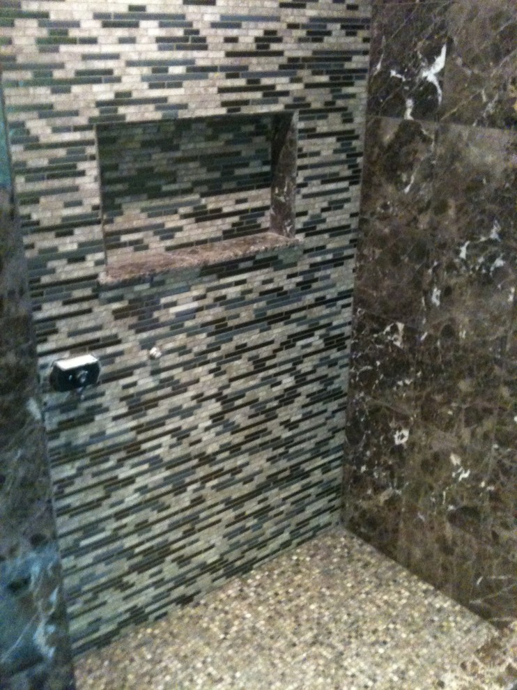 Idee per una stanza da bagno padronale bohémian di medie dimensioni con doccia doppia, piastrelle marroni, piastrelle a mosaico e pavimento in marmo