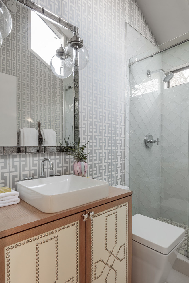 Idee per una stanza da bagno eclettica di medie dimensioni con ante in legno chiaro, doccia alcova, WC monopezzo, piastrelle in pietra, lavabo a bacinella e top in legno