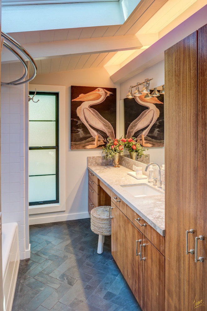 Bild på ett mellanstort eklektiskt badrum, med släta luckor, beige skåp, ett badkar i en alkov, vita väggar, ett nedsänkt handfat, grått golv och dusch med duschdraperi