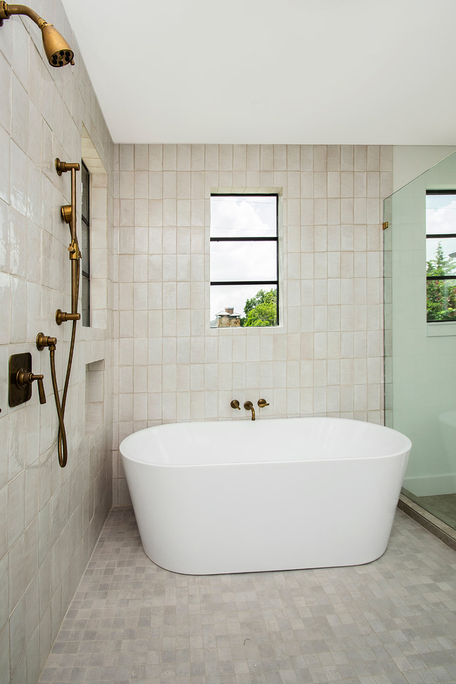 Пример оригинального дизайна: большая главная ванная комната в стиле модернизм с открытыми фасадами, фасадами цвета дерева среднего тона, отдельно стоящей ванной, душевой комнатой, раздельным унитазом, бежевой плиткой, керамической плиткой, белыми стенами, полом из керамогранита, врезной раковиной, столешницей из кварцита, бежевым полом, душем с распашными дверями и разноцветной столешницей
