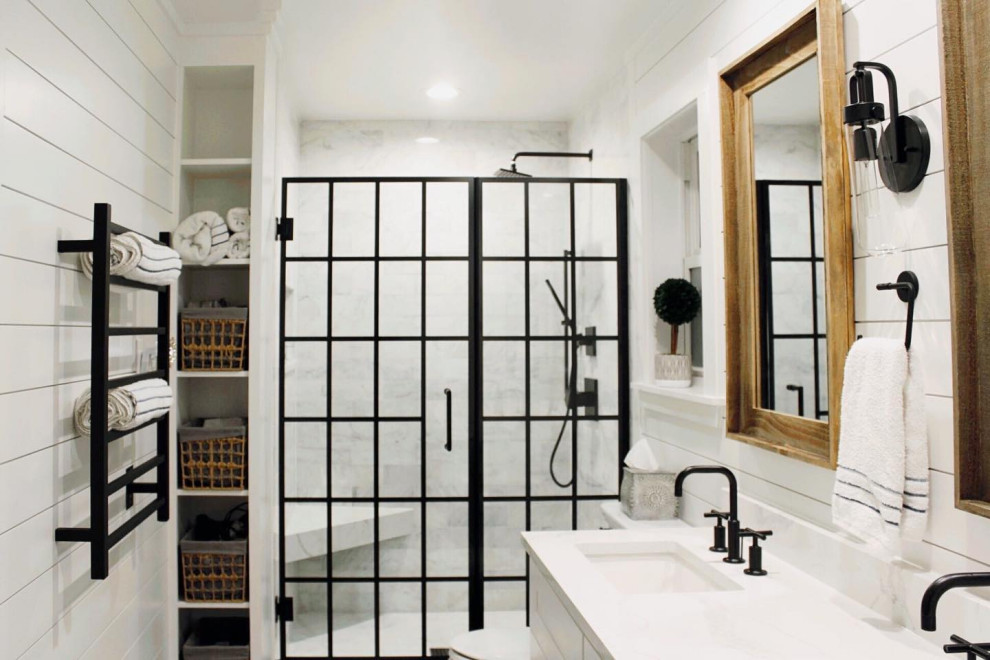 Пример оригинального дизайна: маленькая главная ванная комната в стиле кантри с фасадами в стиле шейкер, белыми фасадами, душем в нише, раздельным унитазом, мраморной плиткой, желтыми стенами, полом из керамогранита, врезной раковиной, столешницей из искусственного кварца, душем с распашными дверями, белой столешницей, сиденьем для душа, тумбой под две раковины, встроенной тумбой и стенами из вагонки для на участке и в саду