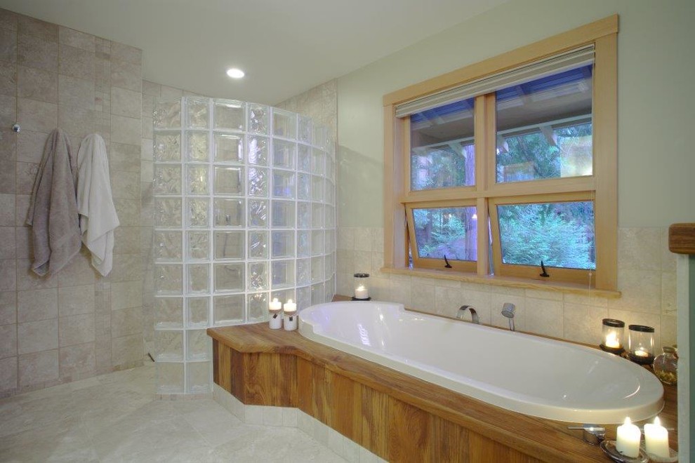 Retro inredning av ett mellanstort en-suite badrum, med släta luckor, skåp i mellenmörkt trä, ett badkar i en alkov, en dusch i en alkov, keramikplattor, vita väggar, klinkergolv i keramik, ett fristående handfat och träbänkskiva