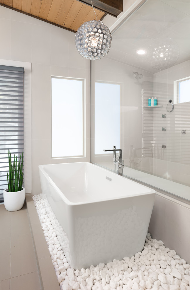 Inredning av ett 60 tals stort en-suite badrum, med ett fristående badkar, en öppen dusch, beige kakel, vita väggar, klinkergolv i porslin, grått golv och med dusch som är öppen