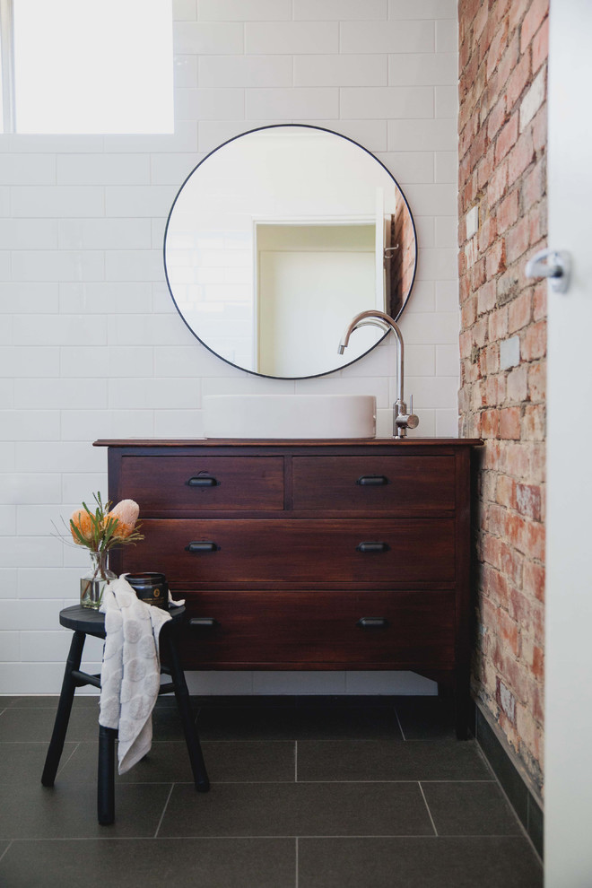 Diseño de cuarto de baño ecléctico con baldosas y/o azulejos blancos