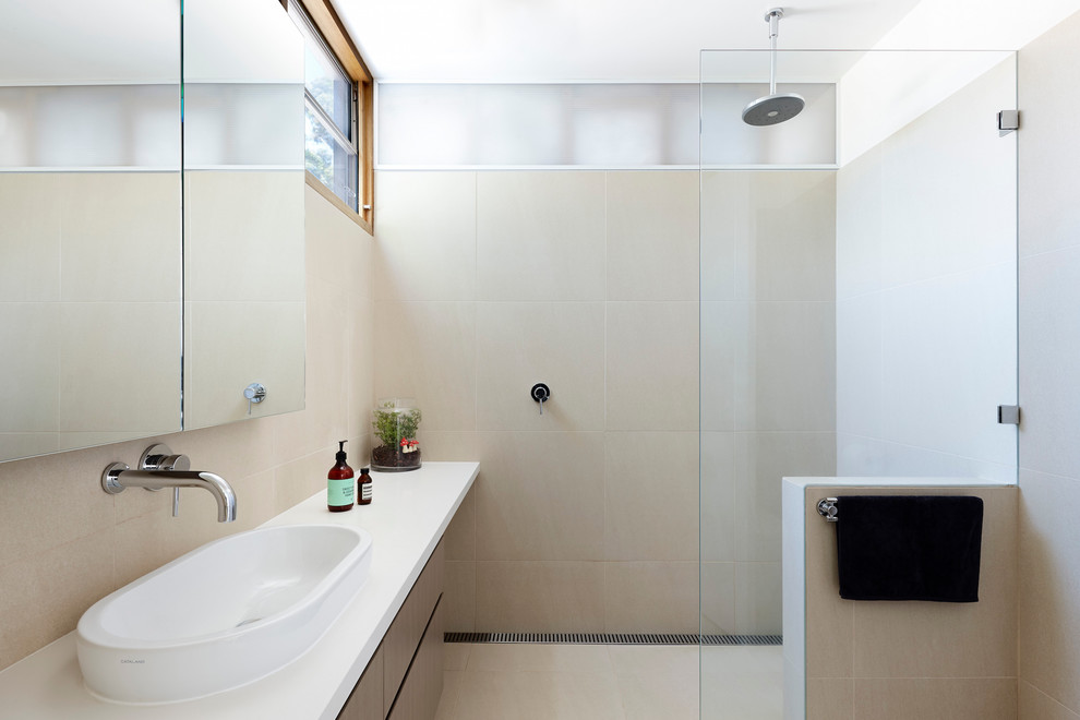 Inspiration för moderna badrum, med ett integrerad handfat, luckor med glaspanel, en öppen dusch, beige kakel och klinkergolv i keramik