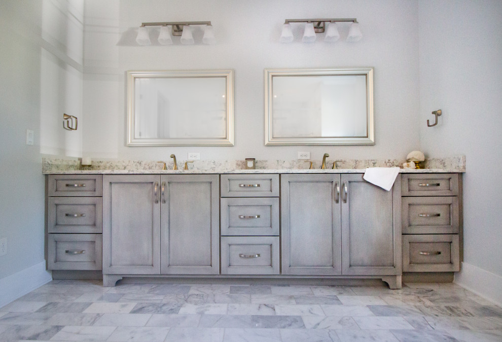 Exemple d'une grande salle de bain principale chic avec un placard avec porte à panneau encastré, des portes de placard grises, un sol en marbre, un lavabo encastré, un plan de toilette en marbre, un sol gris et un plan de toilette blanc.