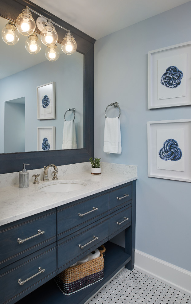 Источник вдохновения для домашнего уюта: большая детская ванная комната в морском стиле с плоскими фасадами, синими фасадами, душем в нише, белой плиткой, керамической плиткой, белыми стенами, мраморным полом, раковиной с несколькими смесителями, столешницей из искусственного кварца, разноцветным полом, шторкой для ванной и белой столешницей
