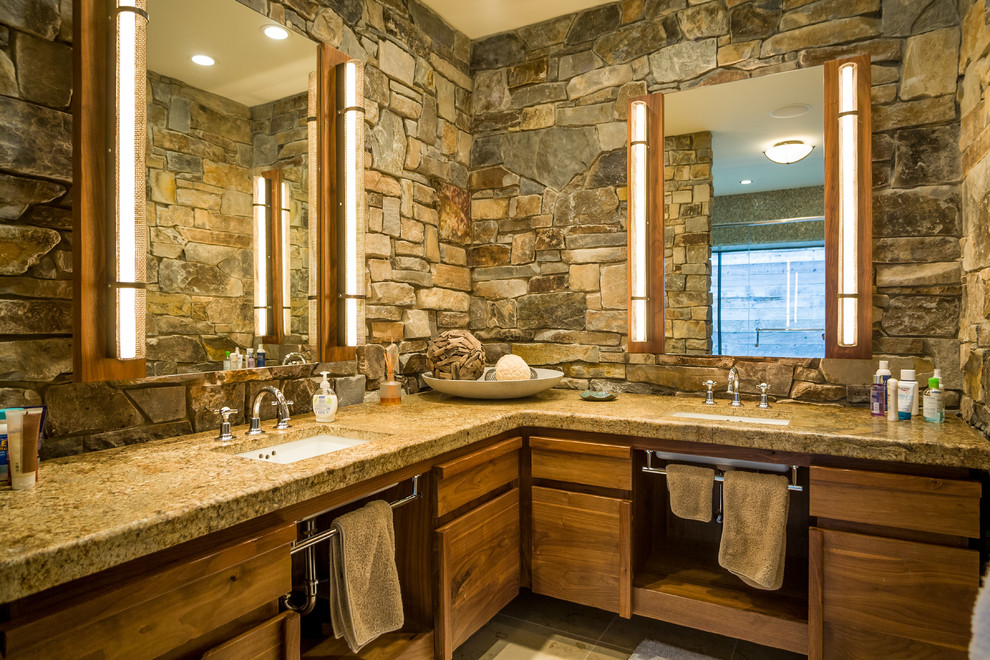 Ejemplo de cuarto de baño principal rural de tamaño medio con armarios con paneles lisos, puertas de armario de madera clara, baldosas y/o azulejos de piedra y encimera de granito