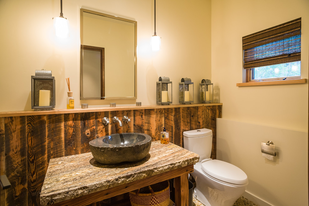 Idéer för ett mellanstort rustikt en-suite badrum, med släta luckor, skåp i ljust trä, en dusch i en alkov, stenkakel, ett undermonterad handfat, granitbänkskiva och dusch med gångjärnsdörr