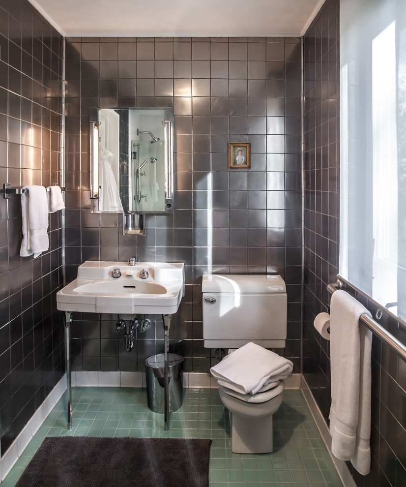 Bild på ett litet funkis en-suite badrum, med ett konsol handfat, en dusch i en alkov, kakel i metall, klinkergolv i porslin, grå kakel och grönt golv