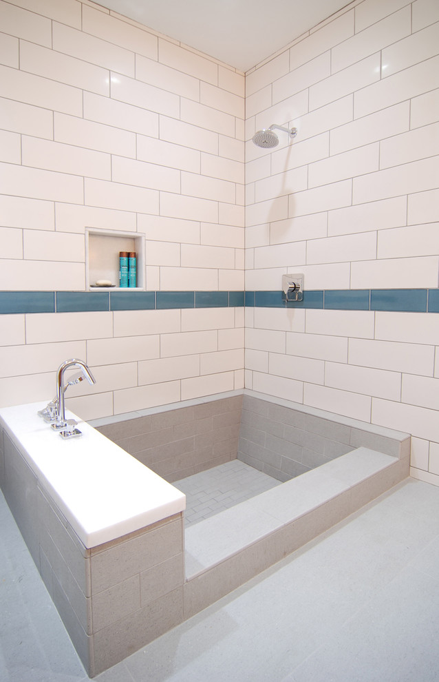 Ispirazione per una stanza da bagno design con lavabo sottopiano, vasca ad angolo, doccia aperta, piastrelle bianche e piastrelle diamantate