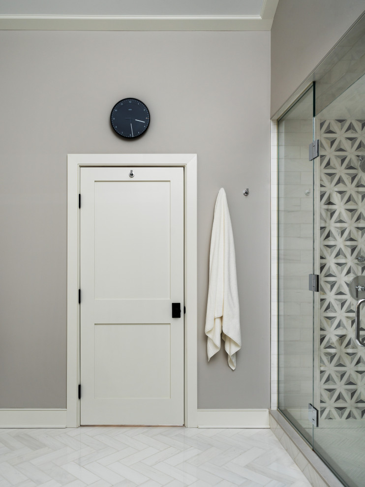 Großes Klassisches Badezimmer En Suite mit Duschnische, beiger Wandfarbe, Porzellan-Bodenfliesen und Falttür-Duschabtrennung in New York
