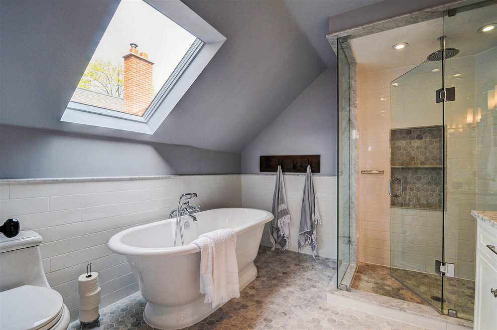 Idéer för funkis en-suite badrum, med ett fristående badkar, vit kakel, grå väggar, grått golv och dusch med gångjärnsdörr