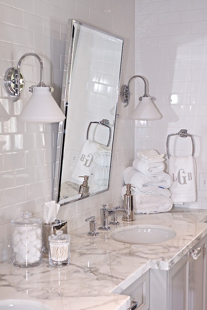 Klassisk inredning av ett en-suite badrum, med luckor med infälld panel, grå skåp, vit kakel, tunnelbanekakel, grå väggar, mosaikgolv och ett undermonterad handfat