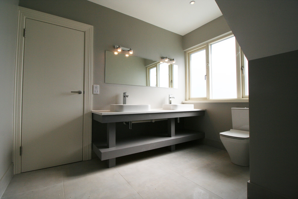 Exemple d'une salle de bain moderne avec un sol en carrelage de porcelaine.