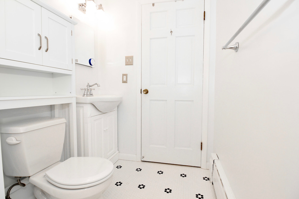 Kleines Klassisches Kinderbad mit Duschbadewanne, weißer Wandfarbe, Keramikboden und blauem Boden in Baltimore