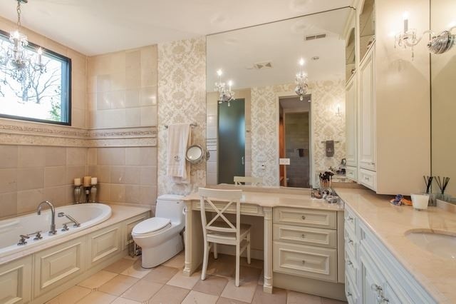 Klassisk inredning av ett litet badrum med dusch, med ett undermonterad handfat, släta luckor, beige skåp, bänkskiva i onyx, ett platsbyggt badkar, en toalettstol med separat cisternkåpa, beige kakel, cementkakel, beige väggar och klinkergolv i keramik