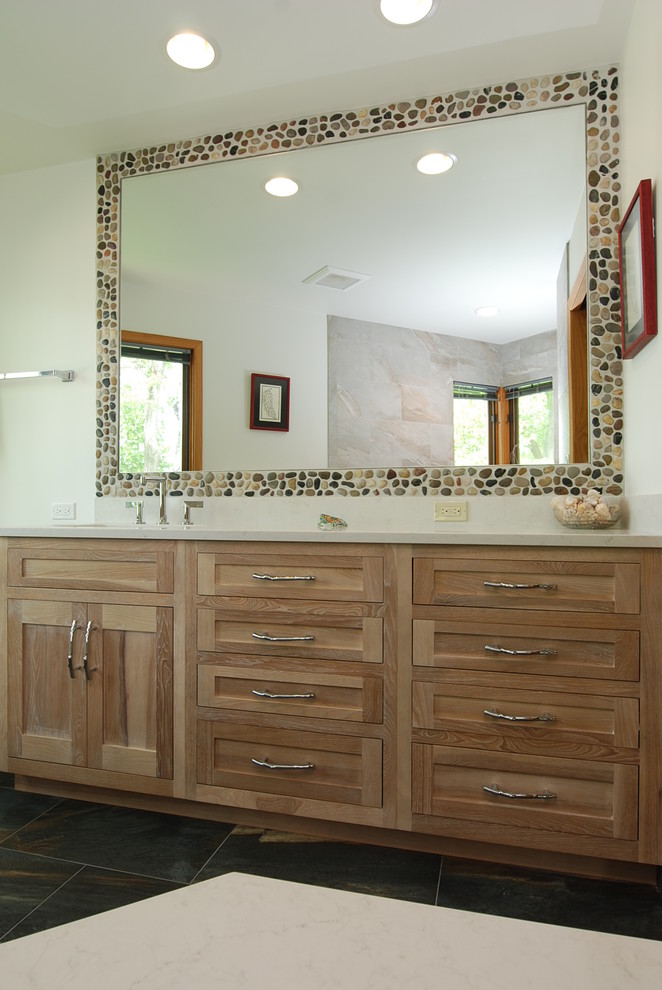 Klassisk inredning av ett mellanstort en-suite badrum, med ett undermonterad handfat, skåp i shakerstil, skåp i ljust trä, granitbänkskiva, en dusch i en alkov, en toalettstol med hel cisternkåpa, svart kakel, vita väggar och klinkergolv i porslin