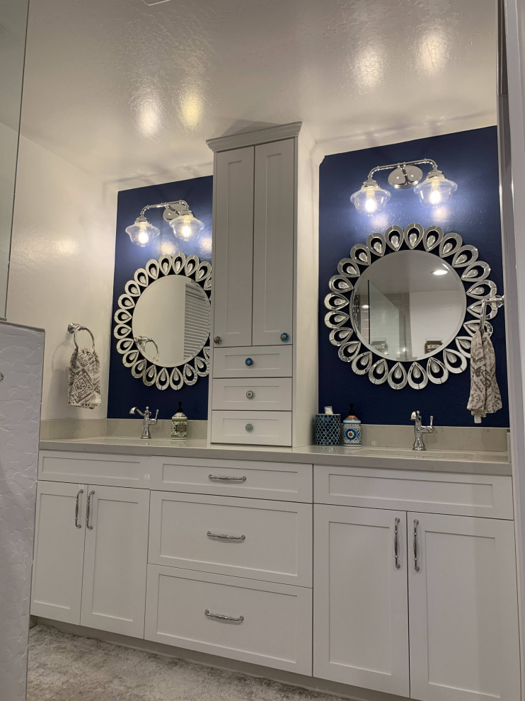 Imagen de cuarto de baño doble y a medida contemporáneo con armarios estilo shaker, puertas de armario blancas, paredes azules, lavabo integrado y encimeras beige