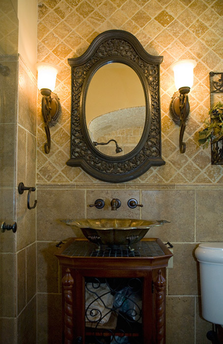 Cette photo montre une petite salle d'eau victorienne en bois brun avec un placard en trompe-l'oeil, un carrelage noir, des carreaux de céramique, un mur beige, une vasque et un plan de toilette en carrelage.