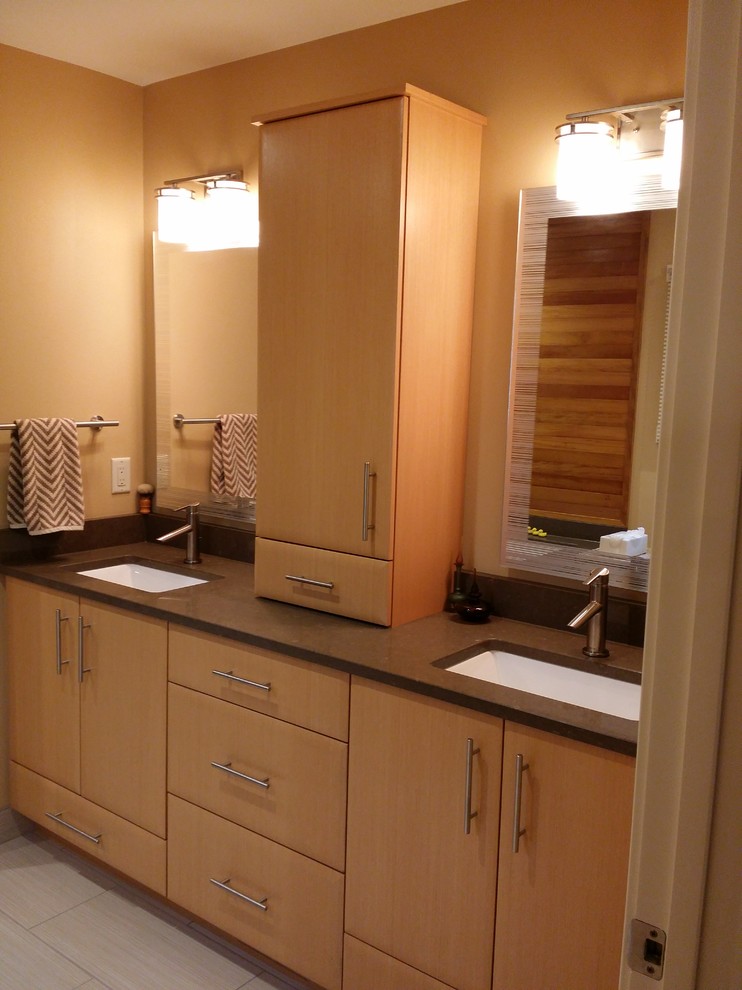 Example of a mid-sized trendy master beige tile and porcelain tile porcelain tile doorless shower design in Milwaukee with an undermount sink, flat-panel cabinets, light wood cabinets, quartz countertops, an undermount tub, a two-piece toilet and beige walls