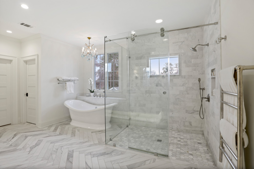 Foto di una stanza da bagno padronale con ante in stile shaker, ante bianche, vasca freestanding, doccia aperta, piastrelle grigie, pavimento in marmo, doccia aperta e top grigio