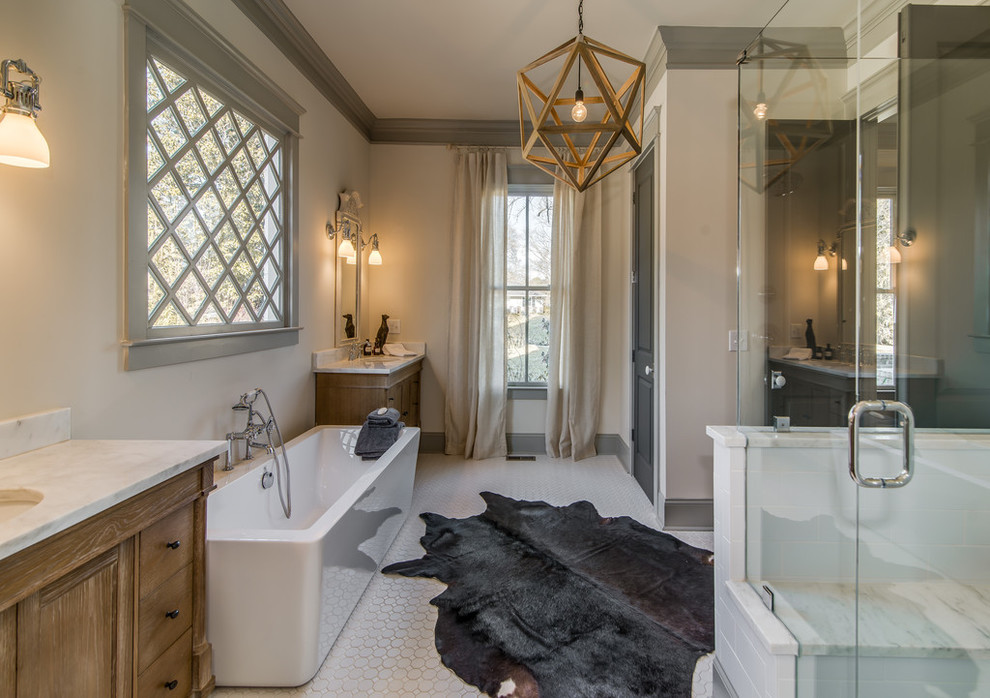 Immagine di una stanza da bagno tradizionale con lavabo sottopiano, ante in legno scuro, vasca freestanding, doccia ad angolo, piastrelle bianche, piastrelle diamantate e ante lisce