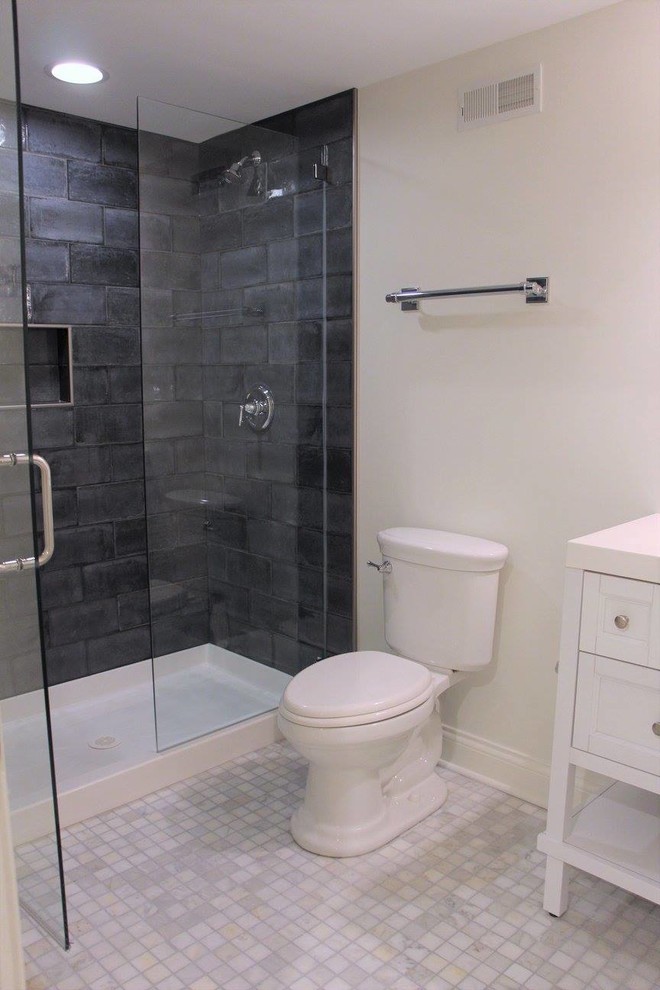 Пример оригинального дизайна: детская ванная комната среднего размера в классическом стиле с белыми фасадами, раздельным унитазом, полом из керамической плитки, разноцветным полом, душем с распашными дверями, фасадами с утопленной филенкой, душем в нише, черной плиткой, плиткой из сланца, белыми стенами и столешницей из искусственного кварца