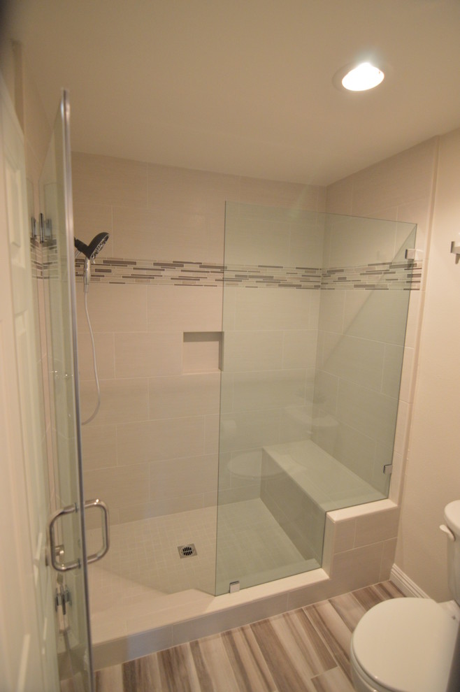 Imagen de cuarto de baño principal contemporáneo pequeño con sanitario de dos piezas, baldosas y/o azulejos grises, baldosas y/o azulejos en mosaico, paredes beige y suelo de baldosas de porcelana