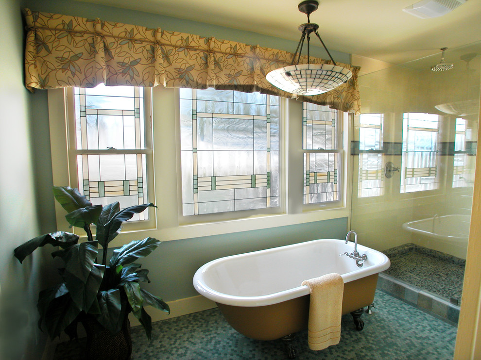 Idéer för att renovera ett mellanstort vintage en-suite badrum, med ett badkar med tassar, en hörndusch, porslinskakel, blå väggar, mosaikgolv, blått golv och dusch med gångjärnsdörr