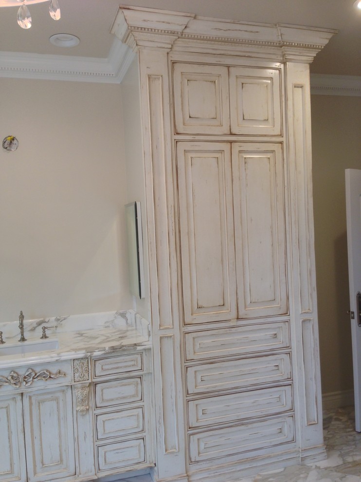 Idee per una stanza da bagno rustica con top in marmo