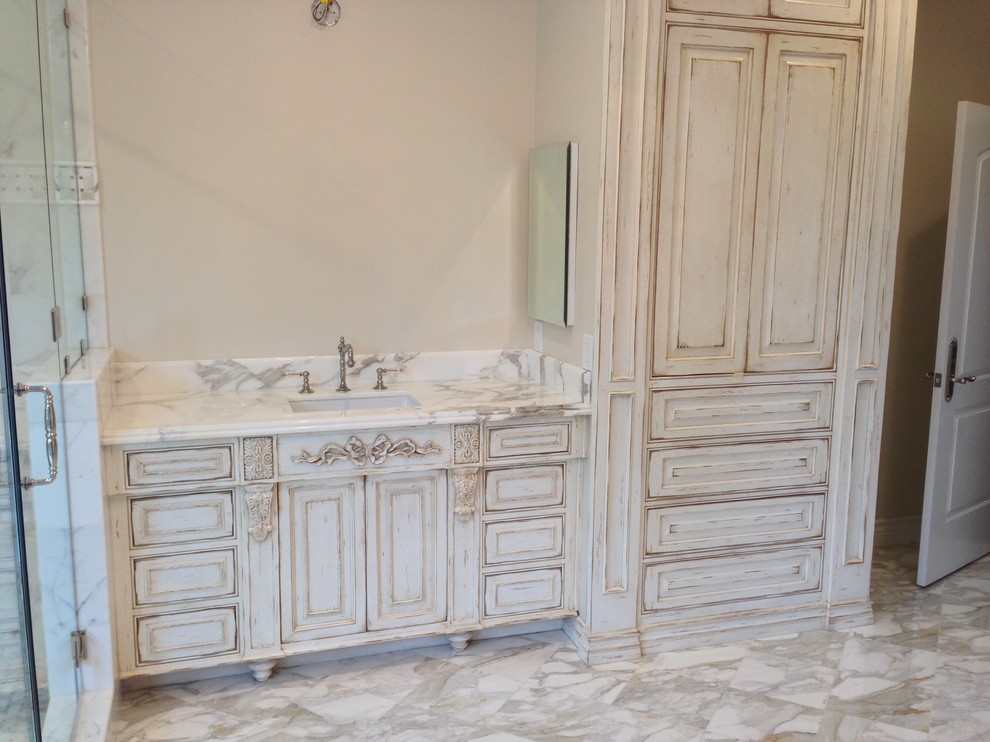 Exempel på ett rustikt badrum, med marmorbänkskiva